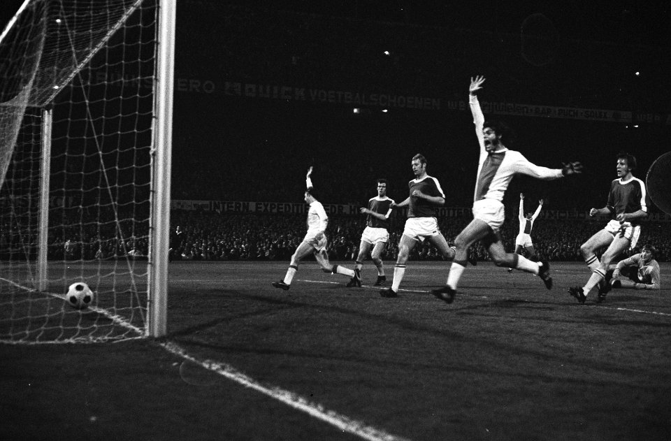 Spelmoment Hulshoff juicht na een doelpunt, links Cruyff, Bestanddeelnr 924-5202