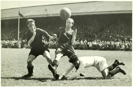 Spelmoment in de wedstrijd H.F.C.Haarlem - B.V.V. voor de kampioenscompetitie, eindstand 2-0. NL-HlmNHA 5400466291