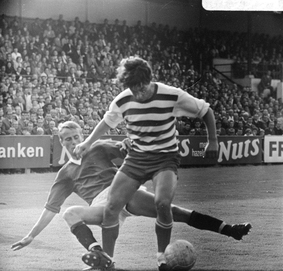 Spelmoment tussen speler Heijerman (voorgrond) en Aarts (ADO), Bestanddeelnr 919-5374