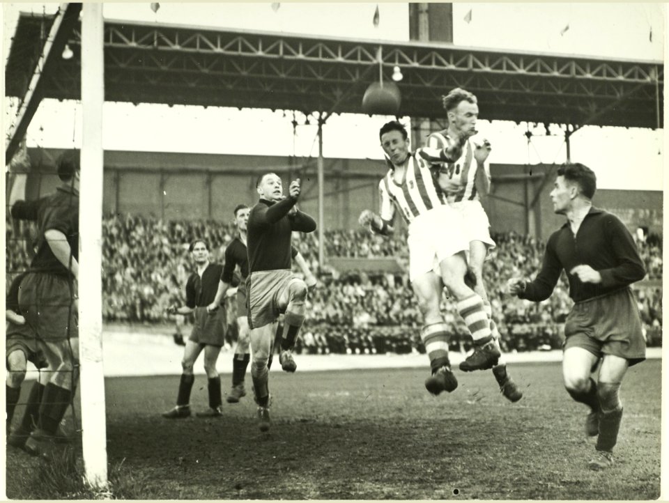 Spelmoment uit de wedstrijd H.F.C.Haarlem - Heerenveen voor de kampioenscompetitie in het Olympisch Stadion, eindstand 1-3. NL-HlmNHA 5400466287
