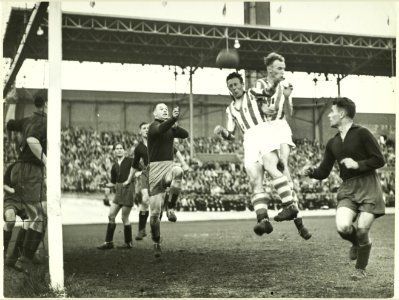 Spelmoment uit de wedstrijd H.F.C.Haarlem - Heerenveen voor de kampioenscompetitie in het Olympisch Stadion, eindstand 1-3. NL-HlmNHA 5400466287