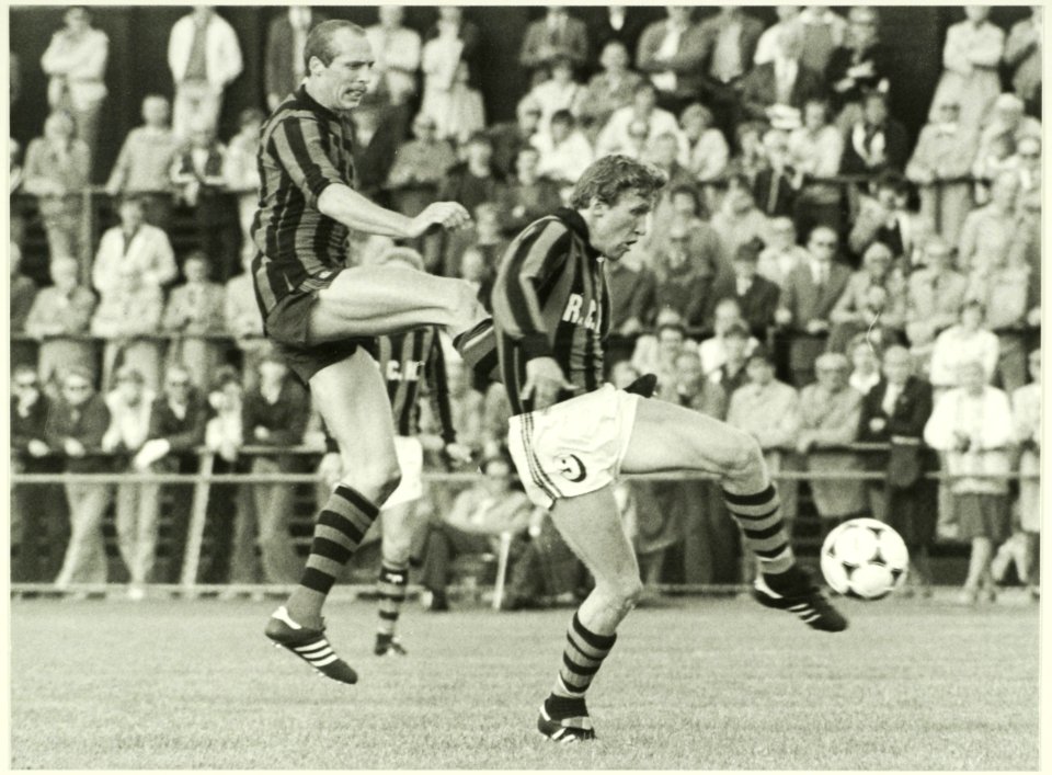 Spelmoment uit de wedstrijd R.C.H.-EDO, eindstand 2-1. Aan de bal Gerard Boon. NL-HlmNHA 5400466754
