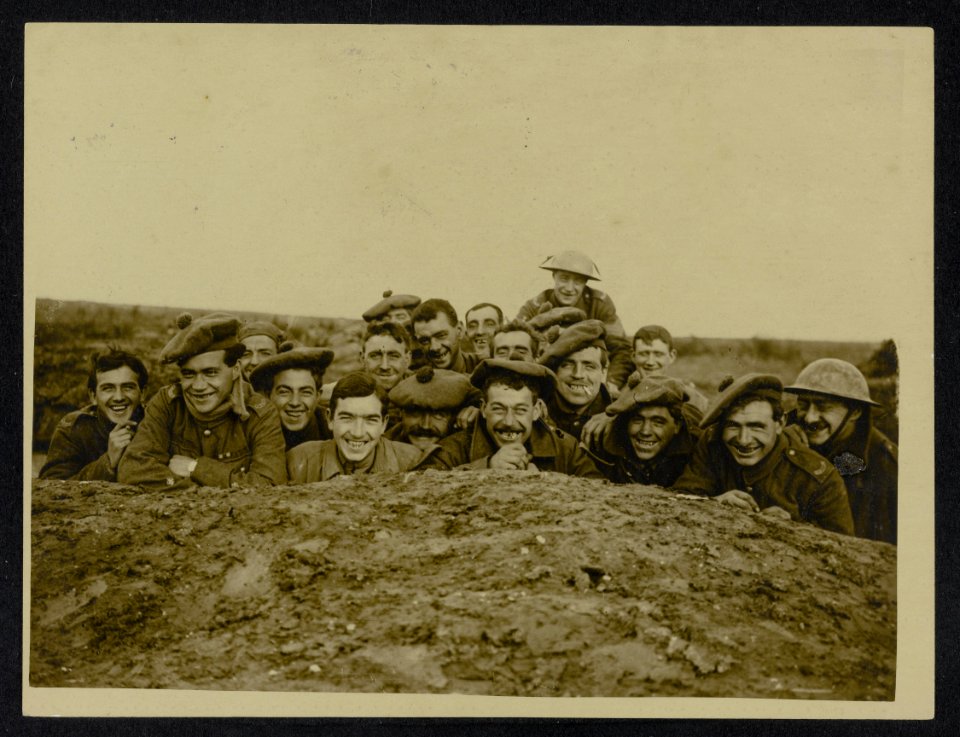 Spirit of our troops Happy Gordons in a reserve trenche, Bestanddeelnr 158-0998