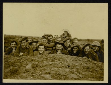 Spirit of our troops Happy Gordons in a reserve trenche, Bestanddeelnr 158-0998