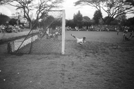 Spelmoment voetbalwedstrijd, Bestanddeelnr 1680-2-2