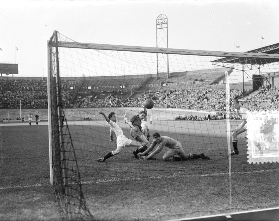 Spelmoment voetbal Ajax tegen Haarlem, Bestanddeelnr 905-1496