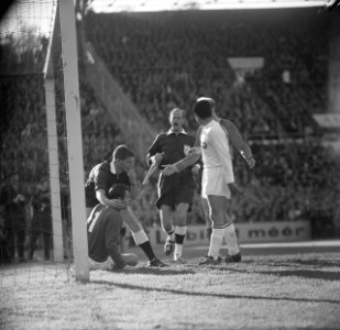 Spelmoment Kruiver in botsing met keeper, Bestanddeelnr 918-3264
