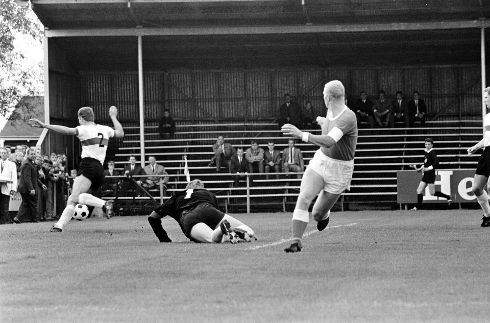 Spelmoment met rechts Volendam speler Dick Tol, Bestanddeelnr 919-6565