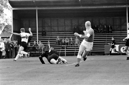 Spelmoment met rechts Volendam speler Dick Tol, Bestanddeelnr 919-6565