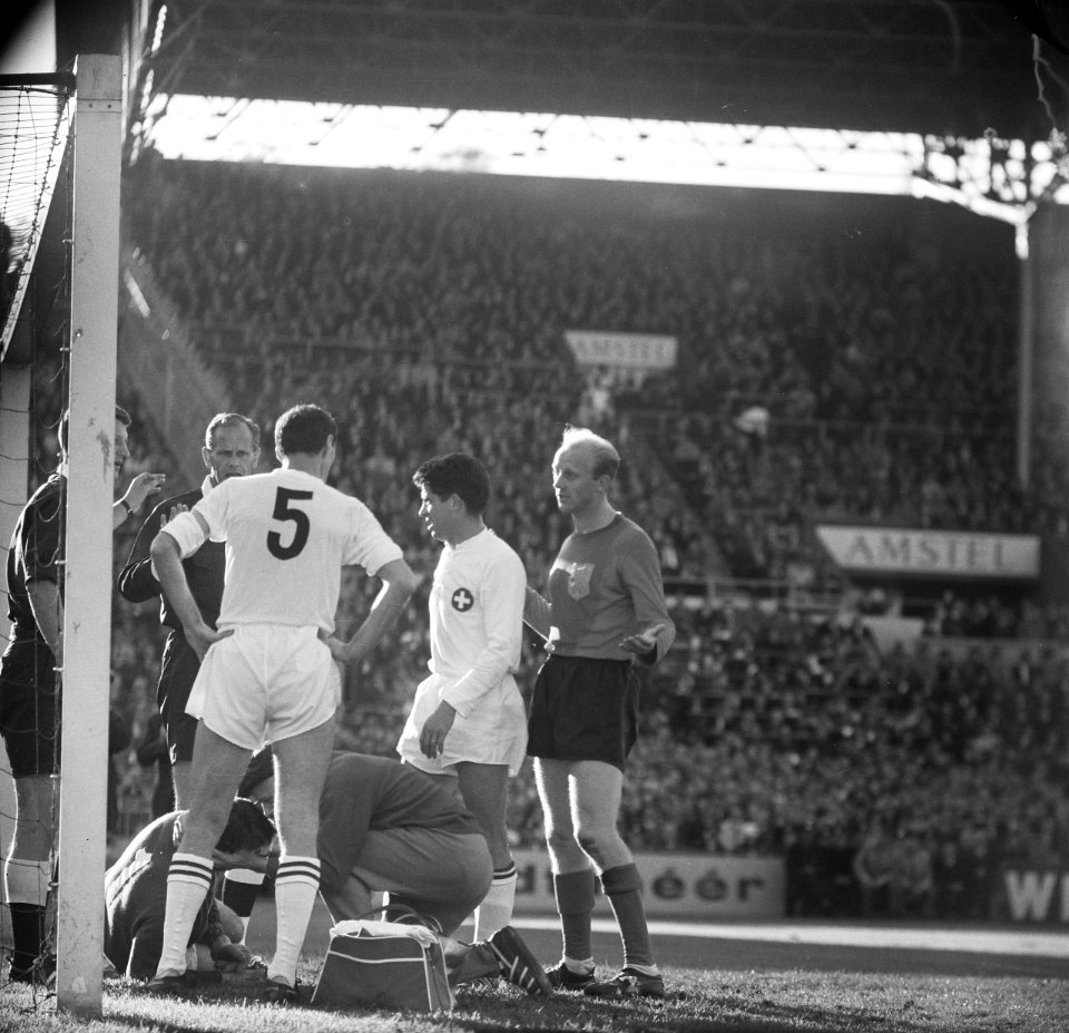 Spelmoment Piet Kruiver in botsing met de keeper, Bestanddeelnr 918-3245