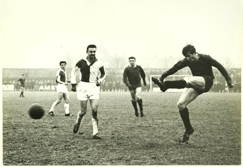 Spelmoment in de wedstrijd HFC Haarlem-Z.F.C. N. Jonker scoort het eerste doelpunt. NL-HlmNHA 5400466567
