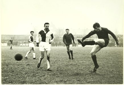 Spelmoment in de wedstrijd HFC Haarlem-Z.F.C. N. Jonker scoort het eerste doelpunt. NL-HlmNHA 5400466567