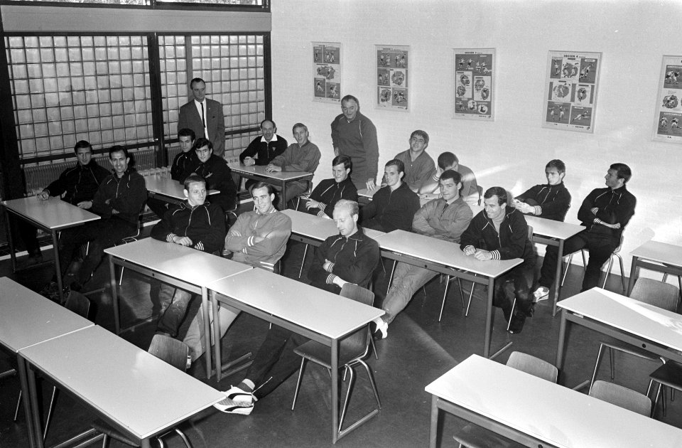 Spelers van het Nederlands Eftal tijdens de les in een klaslokaal. Gezeten achte, Bestanddeelnr 918-3994