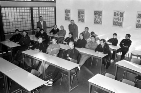 Spelers van het Nederlands Eftal tijdens de les in een klaslokaal. Gezeten achte, Bestanddeelnr 918-3994