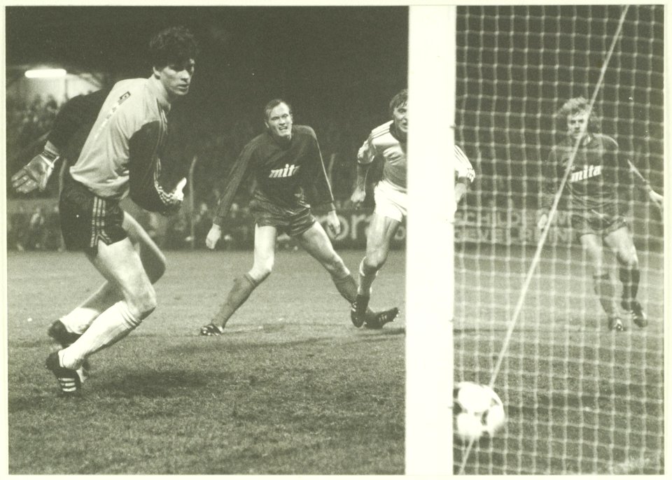 Spelmoment in de wedstrijd HFC Haarlem-Spartak Moskva, eindstand 1-3. Edward Metgod is verslagen vlak voor de rust is het 1-1. Verder Piet Huyg en Keith Masefield. NL-HlmNHA 5400466729