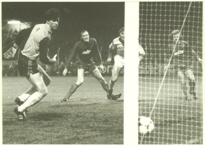 Spelmoment in de wedstrijd HFC Haarlem-Spartak Moskva, eindstand 1-3. Edward Metgod is verslagen vlak voor de rust is het 1-1. Verder Piet Huyg en Keith Masefield. NL-HlmNHA 5400466729
