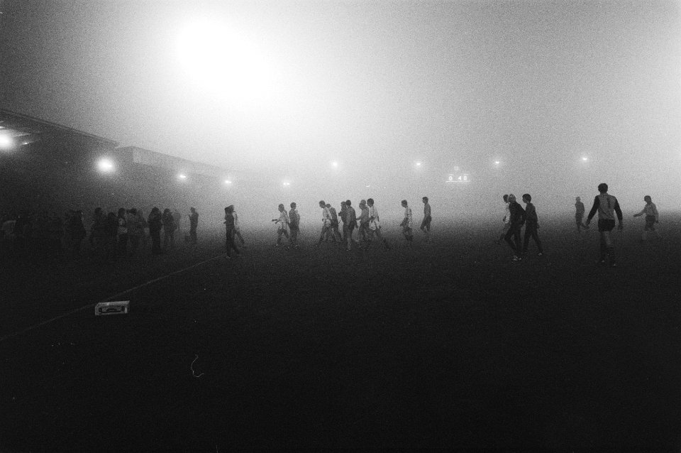 Spelers verlaten veld door de mist, Bestanddeelnr 930-5001