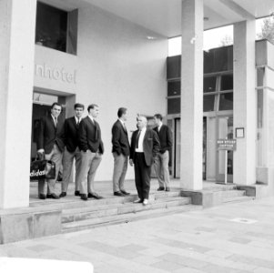 Spelers verpozen zich op het bordes van het Rijnhotel, Bestanddeelnr 919-5367