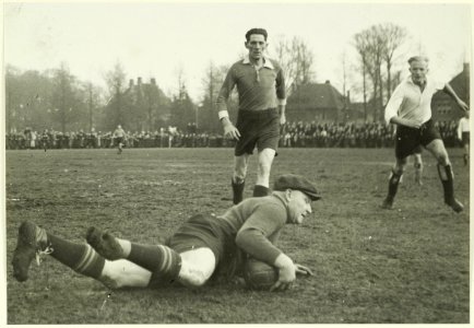 Spelmoment uit de wedstrijd Kon. H.F.C. - Oud Internationals aan de Spanjaardslaan. NL-HlmNHA 5400465694