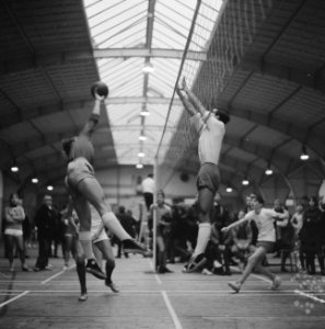 Spelmoment volleybalwedstrijd, Bestanddeelnr 918-3919