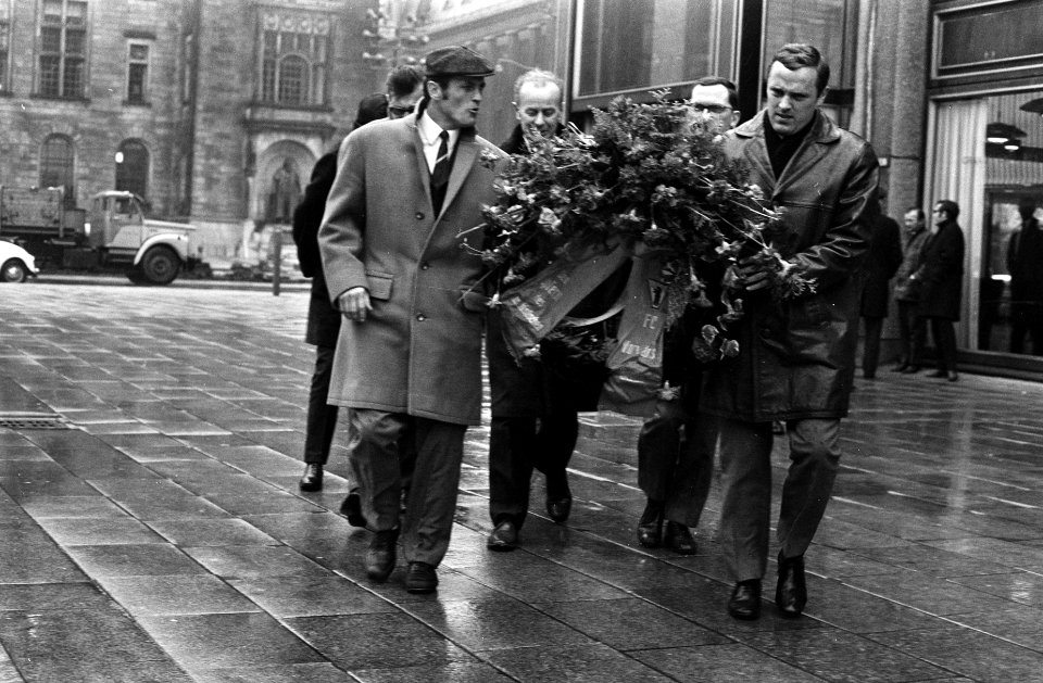 Spelers van Vorwarts leggen krans bij beeld ter nagedachtenis van WO II op Cools, Bestanddeelnr 923-3543