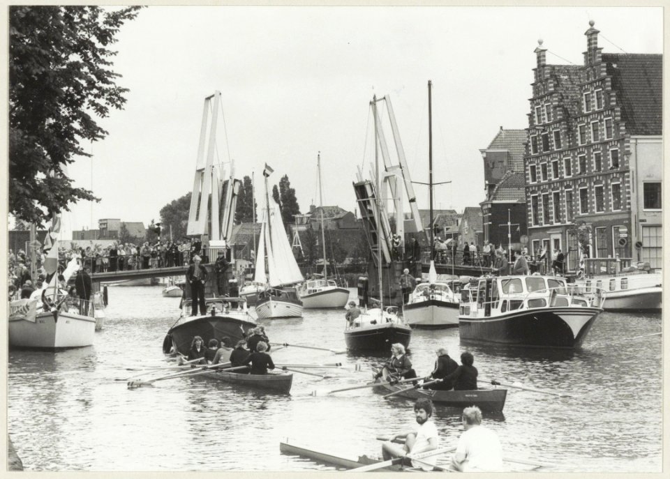 Specerijenrace. t.g.v. Haarlem Hanzestad hadden de organisatoren het zeilfeest gedoopt, dat werd gehouden ter ere van de deelnemers aan de Specerijenrace, met kleine bootjes voeren de bema, NL-HlmNHA 54011404