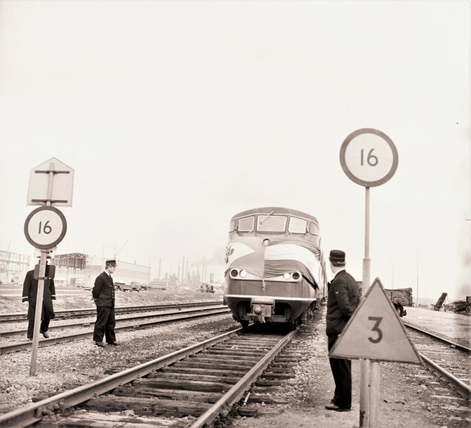 Speciale personentrein van NS naar Gulf-raffinaderij in Europoort in verband met ingebruikname van de nieuwe spoorverbinding. - NL-RtSA 4121 6983-01