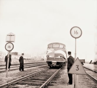 Speciale personentrein van NS naar Gulf-raffinaderij in Europoort in verband met ingebruikname van de nieuwe spoorverbinding. - NL-RtSA 4121 6983-01