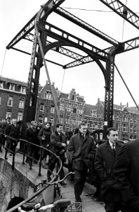 Spelers en officials van Dukla Praag wandelen door Amsterdam. In het midden het , Bestanddeelnr 920-1243