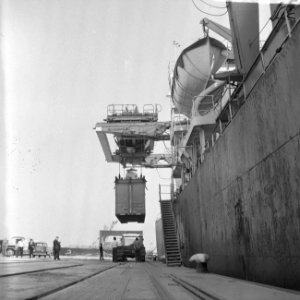 Speciaal voor container-vervoer ontworpen schip Fairland in Rotterdam, Bestanddeelnr 919-1159