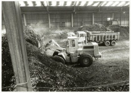 Speciale hal voor het stankvrij verwerken van compost van Rutte Recycling aan de Haarlemmerstraatweg. NL-HlmNHA 54027061