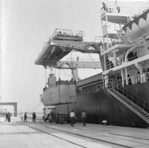 Speciaal voor container-vervoer ontworpen schip Fairland in Rotterdam, Bestanddeelnr 919-1160