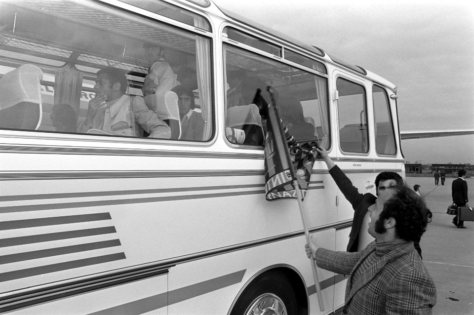 Sport, voetballers, autobussen, Bestanddeelnr 925-6251
