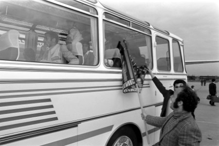 Sport, voetballers, autobussen, Bestanddeelnr 925-6251