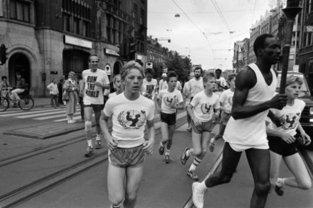 Sport Aid Afrikaanse marathonloper Omar Khalifa voert groep lopers aan op het R, Bestanddeelnr 933-6636