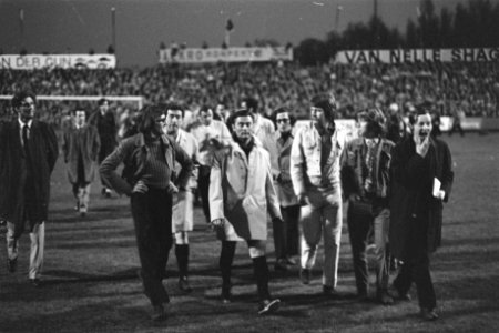 Spelers verlaten het veld, nadat geconstateerd is dat de doelpalen zijn doorgez…, Bestanddeelnr 924-4770