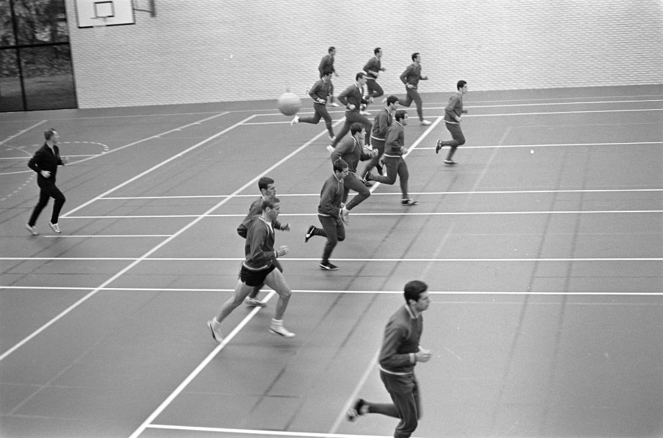 Spelersgroep traint onder leiding van bondscoach Georg Kessler, Bestanddeelnr 919-7947