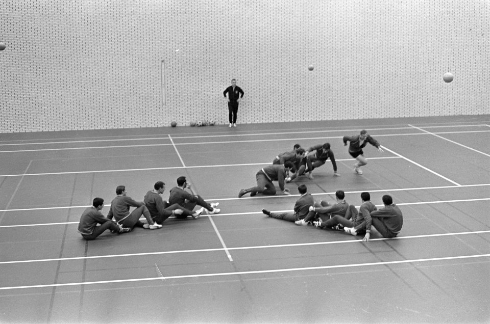Spelersgroep traint onder leiding van bondscoach Georg Kessler, Bestanddeelnr 919-7949