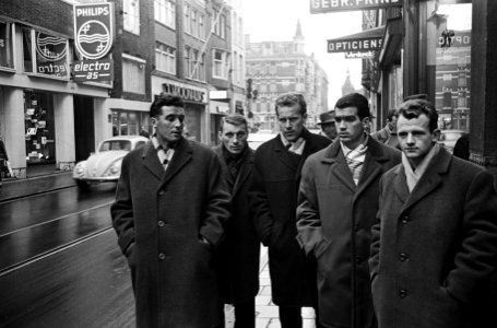 Spelers Vasas Gyor op Schiphol, de spelers sightseeing Amsterdam, Bestanddeelnr 917-4586
