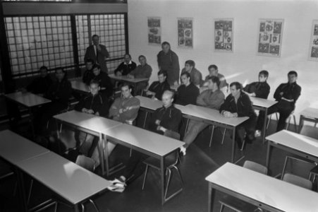 Spelers van het Nederlands Eftal tijdens de les in een klaslokaal. Gezeten achte, Bestanddeelnr 918-3995