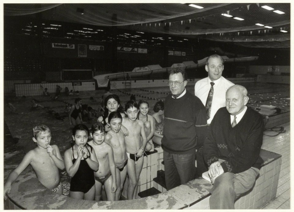 Sportfondsenbad, 60 jaar Zwemvereniging De Watertrappers. V.l.n.r. Henk Wigman, Ruud Muylaert en Leo Roozekrans en wat jeugdleden. NL-HlmNHA 54031926