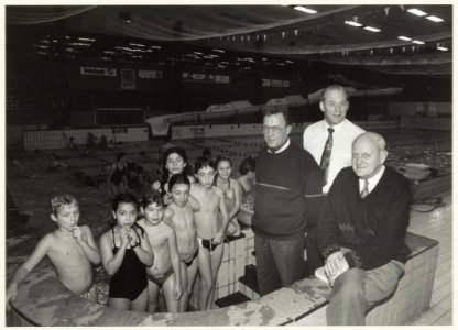 Sportfondsenbad, 60 jaar Zwemvereniging De Watertrappers. V.l.n.r. Henk Wigman, Ruud Muylaert en Leo Roozekrans en wat jeugdleden. NL-HlmNHA 54031926