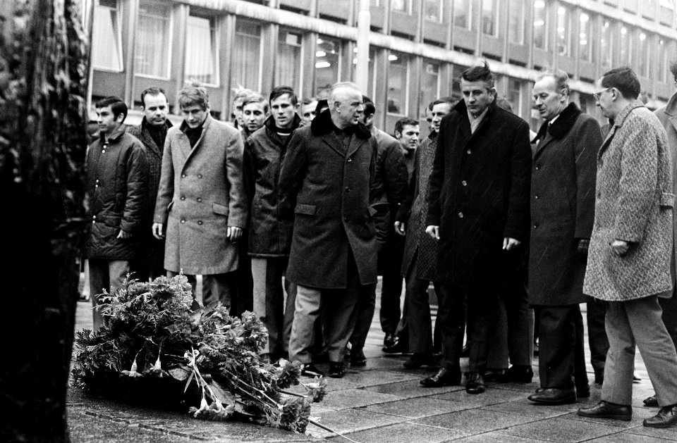 Spelers van Vorwarts leggen krans bij beeld ter nagedachtenis van WO II op Cools, Bestanddeelnr 923-3544