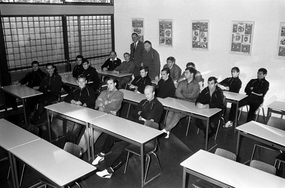 Spelers van het Nederlands Eftal tijdens de les in een klaslokaal. Staand achter, Bestanddeelnr 918-3992