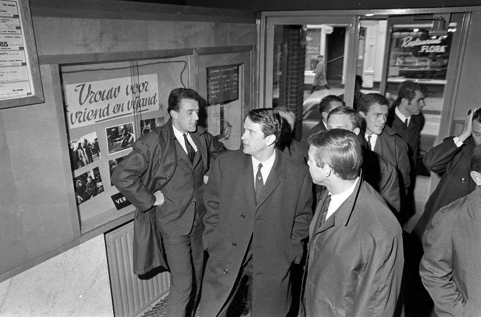 Spelers van Dukla Praag in de lobby van een bioscoop, Bestanddeelnr 920-1242