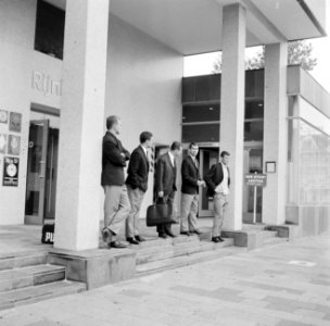 Spelers verpozen zich op het bordes van het Rijnhotel, Bestanddeelnr 919-5368