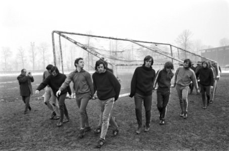 Spelers verplaatsen het doel op het trainingsveld, Bestanddeelnr 924-3357