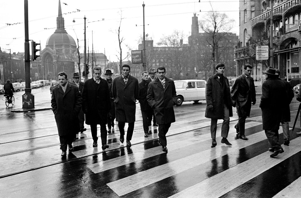 Spelers Vasas Gyor op Schiphol, de spelers sightseeing Amsterdam, Bestanddeelnr 917-4587