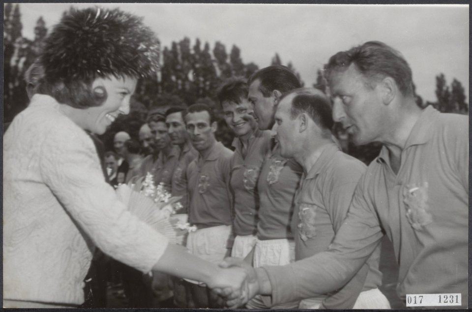 Sport, koninklijk huis, prinsessen, begroetingen, voetbal, Beatrix, prinses, Bie, Bestanddeelnr 017-1231