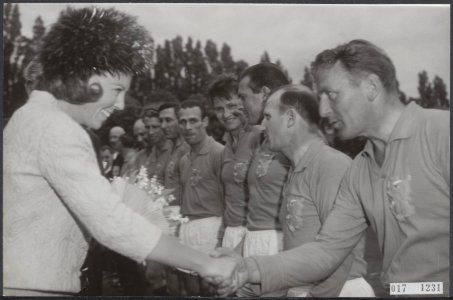 Sport, koninklijk huis, prinsessen, begroetingen, voetbal, Beatrix, prinses, Bie, Bestanddeelnr 017-1231